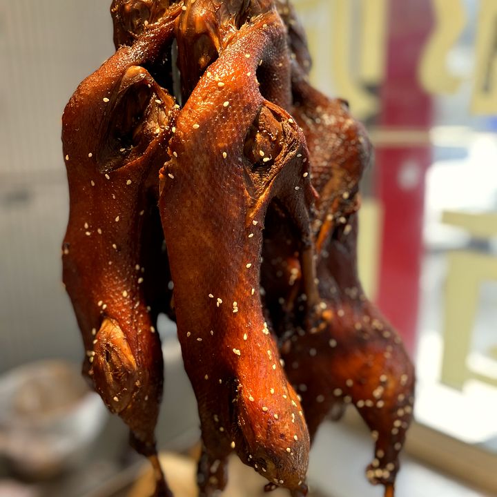 郭师卤味每天现卤现卖：现卤甜皮鸭挂晾，皮色红亮撒芝麻