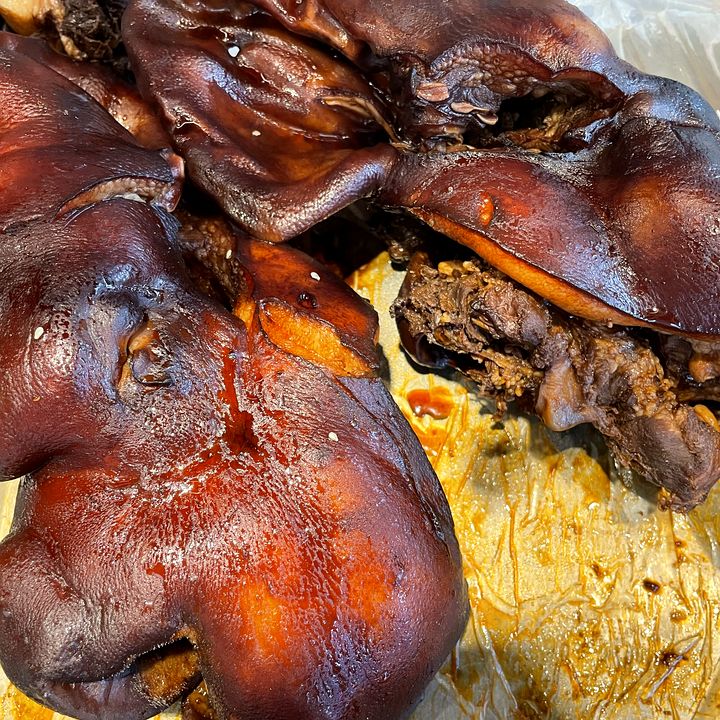 郭师卤味每天现卤现卖：卤猪头肉现切